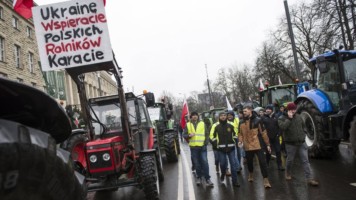 Demonstranti v Polsku vysypali obilí z ukrajinských kamionů. Potrestejte viníky, požaduje Kyjev